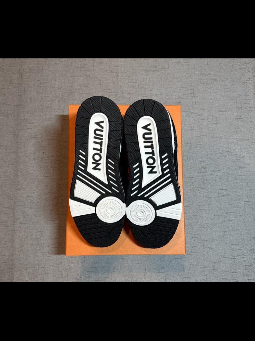 Louis Vuitton Kids White and Black Monogram Low-Top Sneakers - Picture 5 of 7